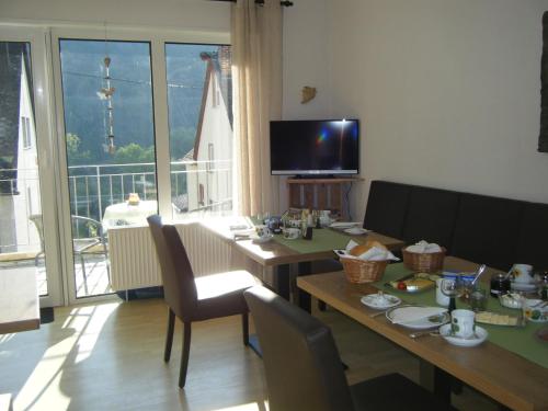 Koplietošanas atpūtas telpa ar TV, Ferienweingut Hensler in Briedel