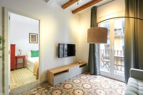64 Apartment in a typical Barcelona's old building photo 2