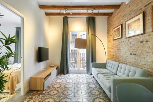 64 Apartment in a typical Barcelona's old building photo 3