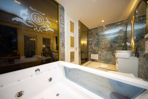 Grand Hotel Belushi in Boge