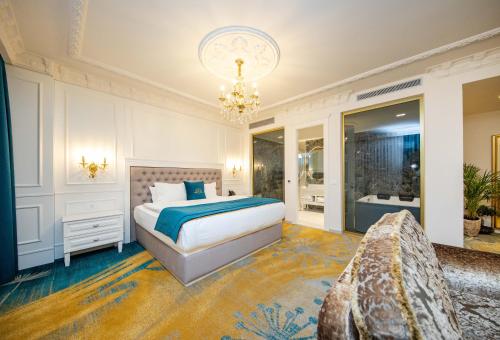 Grand Hotel Belushi in Boge
