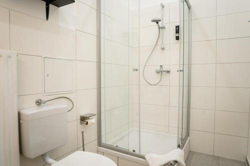 Spacious 3BR plus AC Self Check-in Street Parking, Berlin (Foto 10)