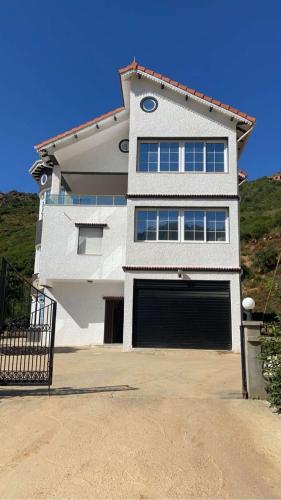 Plage à 500 mètres! Appartement familial paisible avec vue sur mer à Melbou, idéal pour des vacances relaxantes.