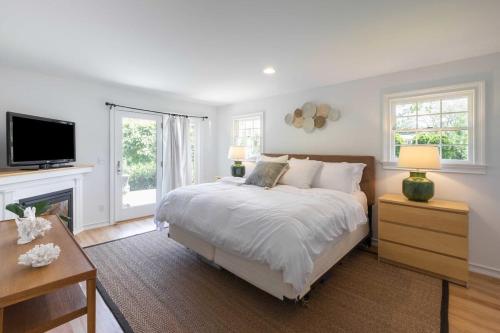 Heated Pool, Driftwood Cottage by RoveTravel in East Hampton, USA