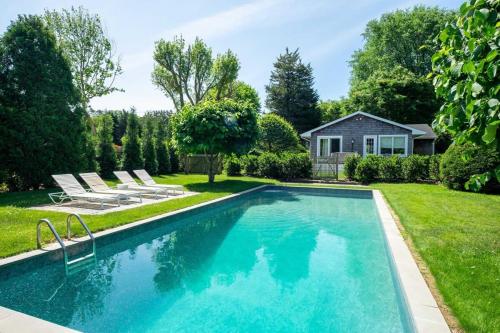 Heated Pool, Driftwood Cottage by RoveTravel in East Hampton, USA