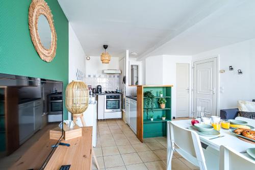 Спільний лаунж/ТБ зона, Appart'Hotel BelleEscale Versailles Saint Cyr l'Ecole in Сан-Сир-ль'Еколь