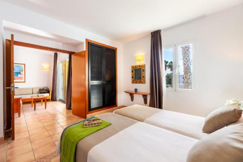 One-Bedroom Apartment image 7