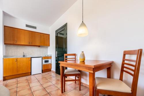 dapur, Vibra Blanc Palace Aparthotel in Menorca