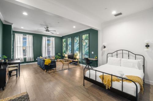 NEW! Sangria Suite - Upscale Ybor City Studio, Right On 7th Ave in Tampa, USA