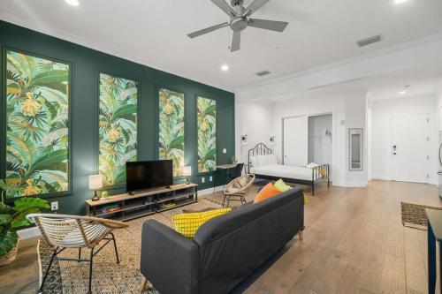 NEW! Sangria Suite - Upscale Ybor City Studio, Right On 7th Ave in Tampa, USA