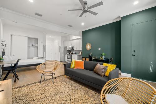 NEW! Sangria Suite - Upscale Ybor City Studio, Right On 7th Ave in Tampa, USA