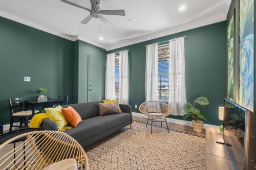 NEW! Sangria Suite - Upscale Ybor City Studio, Right On 7th Ave in Tampa, USA