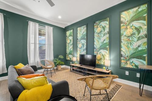 NEW! Sangria Suite - Upscale Ybor City Studio, Right On 7th Ave in Tampa, USA