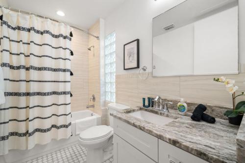 NEW! Sangria Suite - Upscale Ybor City Studio, Right On 7th Ave in Tampa, USA