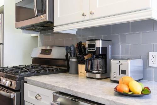 39-3 Newly renovated 3 BR Prime midtown sleeps 6, New York (photo 10)