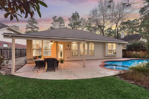 Lovely Woodlands home w/heated pool and spa! in Spring, Vereinigte Staaten von Amerika