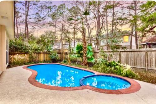 Lovely Woodlands home w/heated pool and spa! in Spring, USA