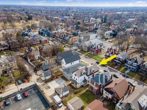 Modern Luxury 4BR 3 5BA Oasis in Historic Old Town East PD in Columbus, USA