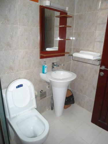 One-Bedroom Apartment image 5