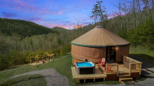 Modern Yurt w Amazing Views Hot Tub WiFi Grill