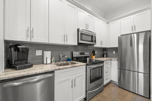 NEW! Havana Hideaway - Gorgeous Ybor City Studio on 7th Ave in Tampa, USA