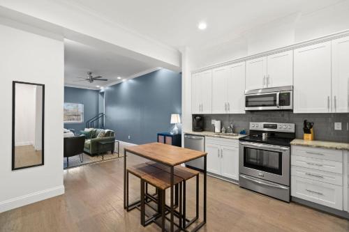 NEW! Havana Hideaway - Gorgeous Ybor City Studio on 7th Ave in Tampa, USA