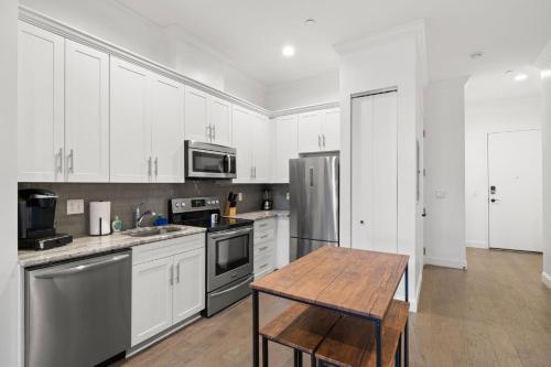 NEW! Havana Hideaway - Gorgeous Ybor City Studio on 7th Ave in Tampa, USA
