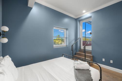 NEW! Havana Hideaway - Gorgeous Ybor City Studio on 7th Ave in Tampa, USA