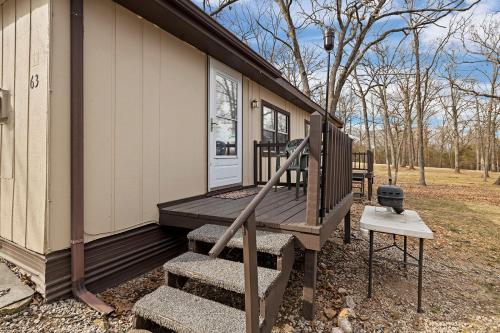 Quaint Cabin, short drive to Silver Dollar City in Branson West, USA