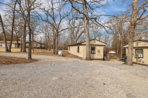 Quaint Cabin, short drive to Silver Dollar City in Branson West, USA