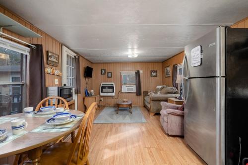 Quaint Cabin, short drive to Silver Dollar City in Branson West, USA