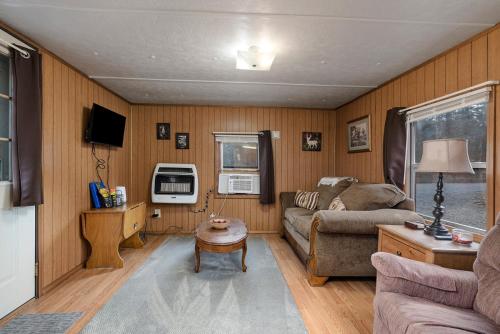 Quaint Cabin, short drive to Silver Dollar City in Branson West, USA