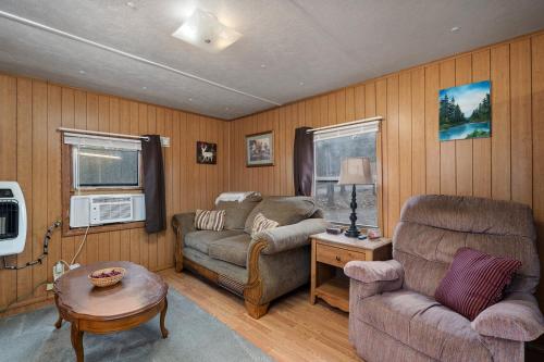 Quaint Cabin, short drive to Silver Dollar City in Branson West, USA