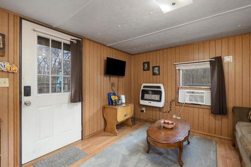 Quaint Cabin, short drive to Silver Dollar City in Branson West, USA