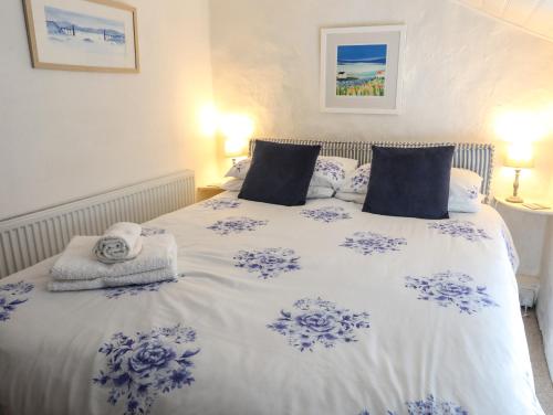Blue Cottage - main image