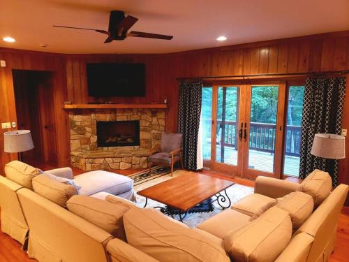 Wolf Lake Retreat in Tuckasegee, USA