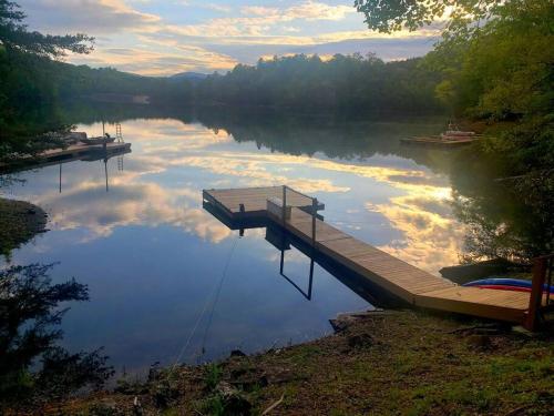 Wolf Lake Retreat in Tuckasegee, USA