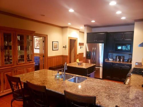 Wolf Lake Retreat in Tuckasegee, USA