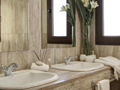 Chezmoihomes Exclusive Villa Alhambra. Stunning views - image 9