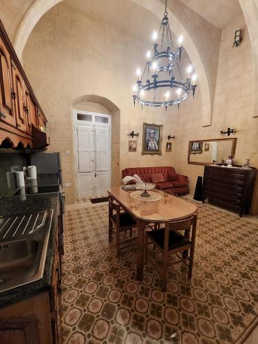 Cozy Corner House in Valletta - Authentic! 1