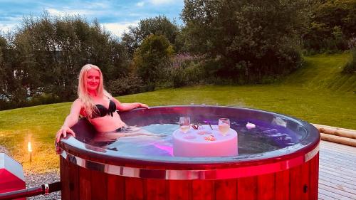 อ่างแช่น้ำร้อน, Familyfriendly-modern, in the fishingtown Stamsund, with Sauna and Jacuzzi in สตัมซุนด์