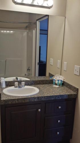 Instalodge Hotel and Suites Karnes City - 화장실
