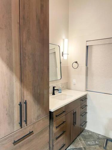 Trendy 2 br Townhouse next to Road America in Plymouth, USA