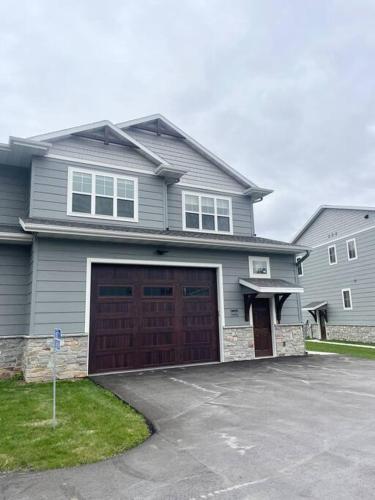 Trendy 2 br Townhouse next to Road America in Plymouth, USA
