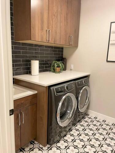 Trendy 2 br Townhouse next to Road America in Plymouth, USA