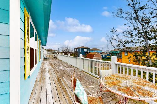 Barefoot Bungalow in Crystal Beach, USA