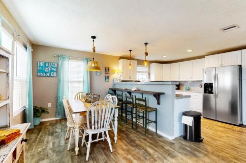 Barefoot Bungalow in Crystal Beach, USA