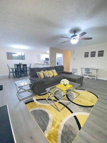 A Touch of Sunshine Ideal For Long Term Stays in Fayetteville, USA