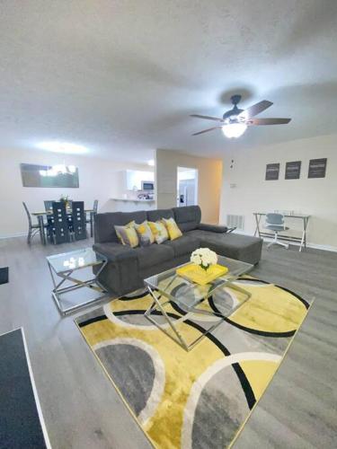 A Touch of Sunshine Ideal For Long Term Stays - Apartment - Fayetteville