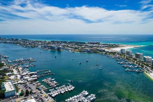 Harbor Central Penthouse near Dewey Destin Harborside